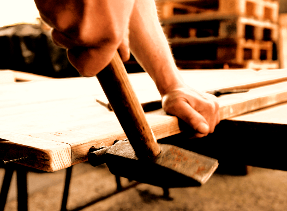 Arbeiten an Möbelstück